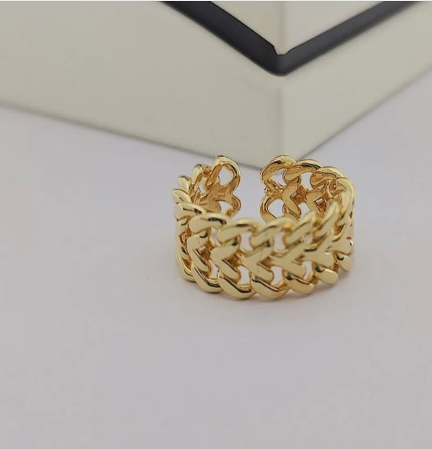 Double Intertwining Ring